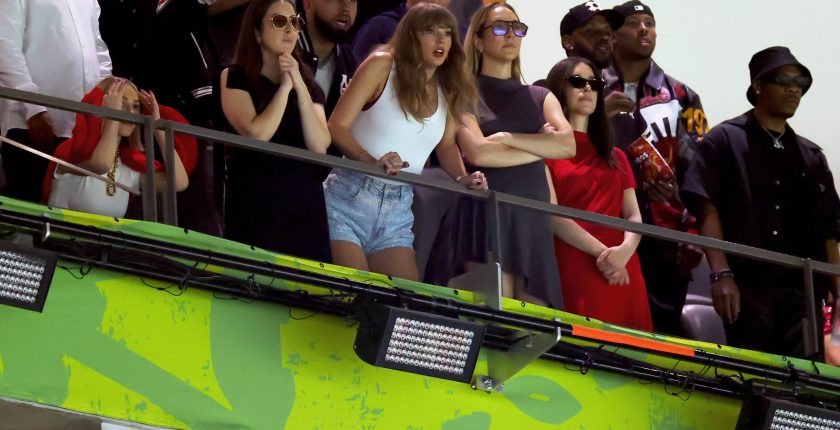 Ashley Avignone, Alana Haim, Ross Travis, Taylor Swift, Este Haim, and Danielle Haim attend Super Bowl LIX at Caesars Superdome on February 09, 2025 in New Orleans, Louisiana.